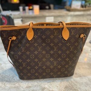 Beautiful gently used Louis Vuitton Neverful Purse!